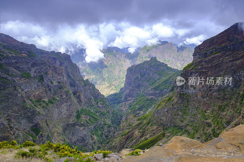 在马德拉岛的Ninho da Manta，或鹰巢，可以看到山上的景色